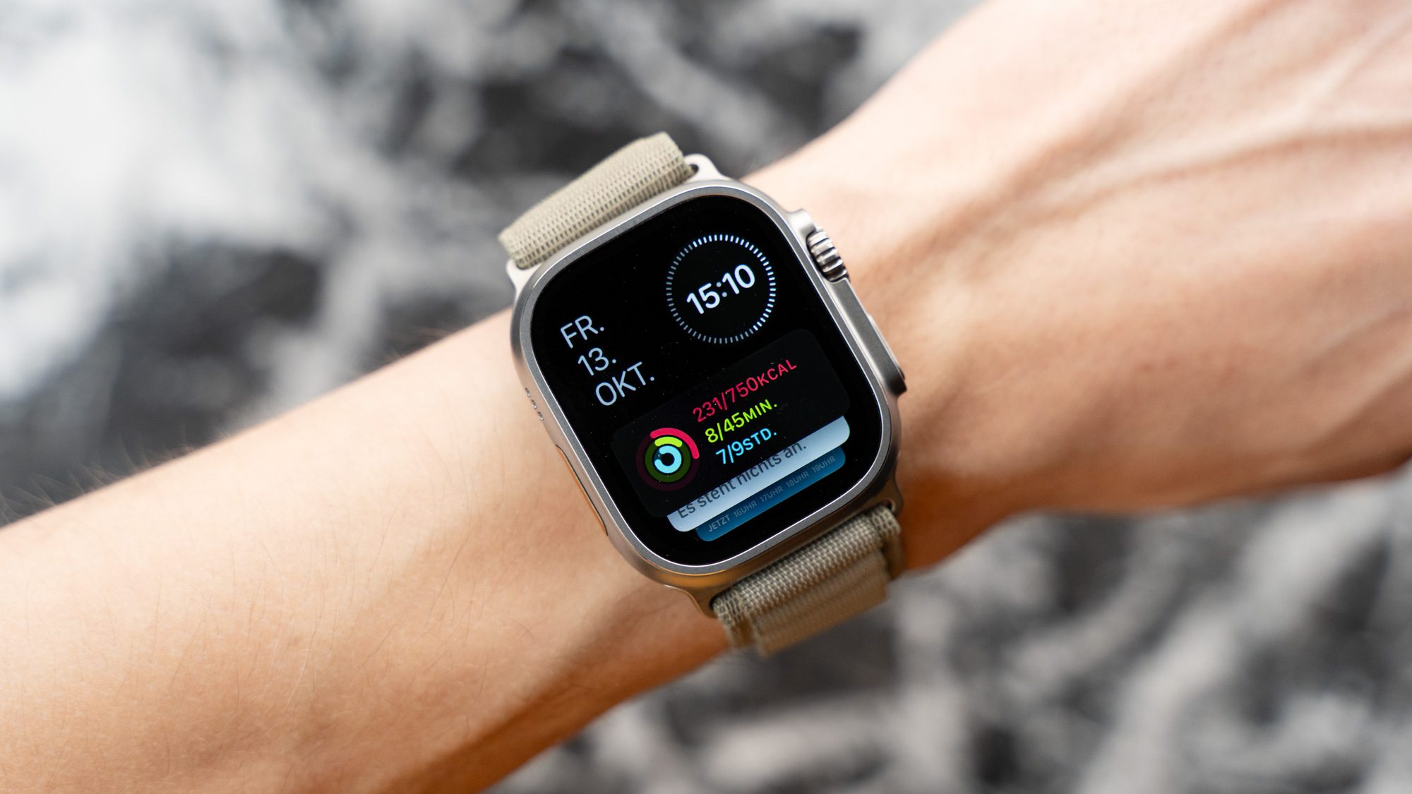 Apple Watch Ultra 2 am Handgelenk mit geöffnetem Widget-Panel