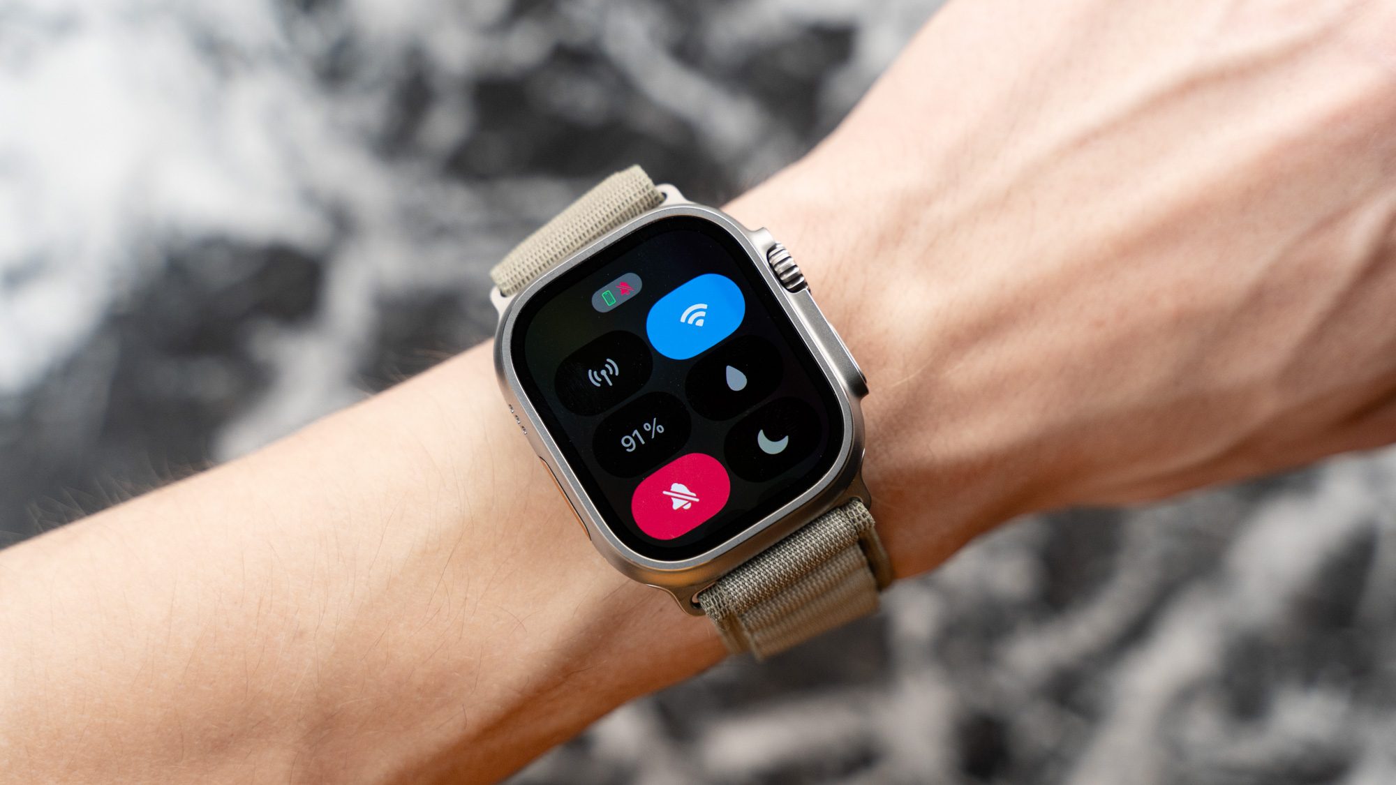 Apple Watch Ultra 2 am Handgelenk mit geöffnetem Schnelleinstellungen
