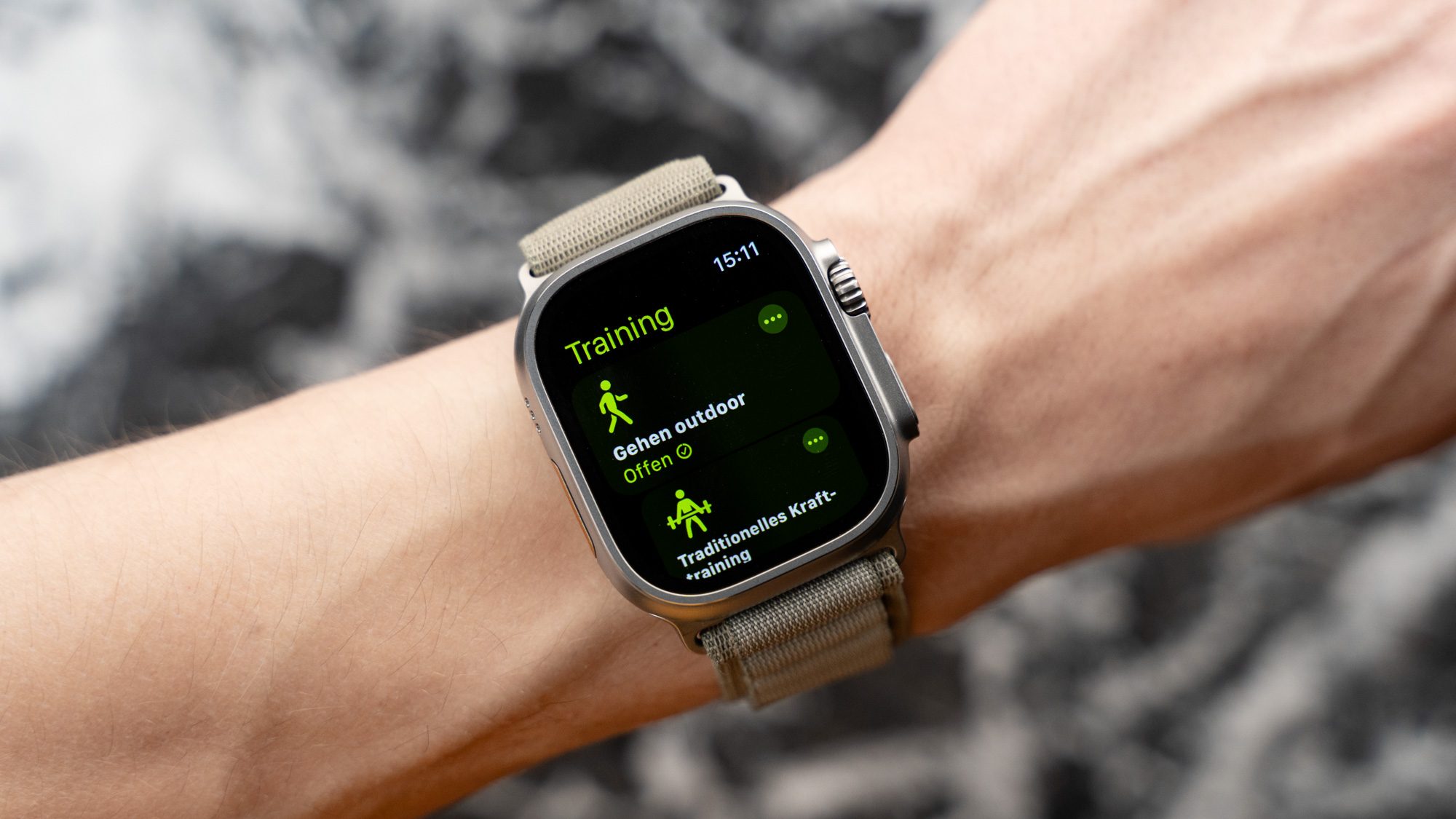Apple Watch Ultra 2 am Handgelenk mit geöffneter Trainingsapp