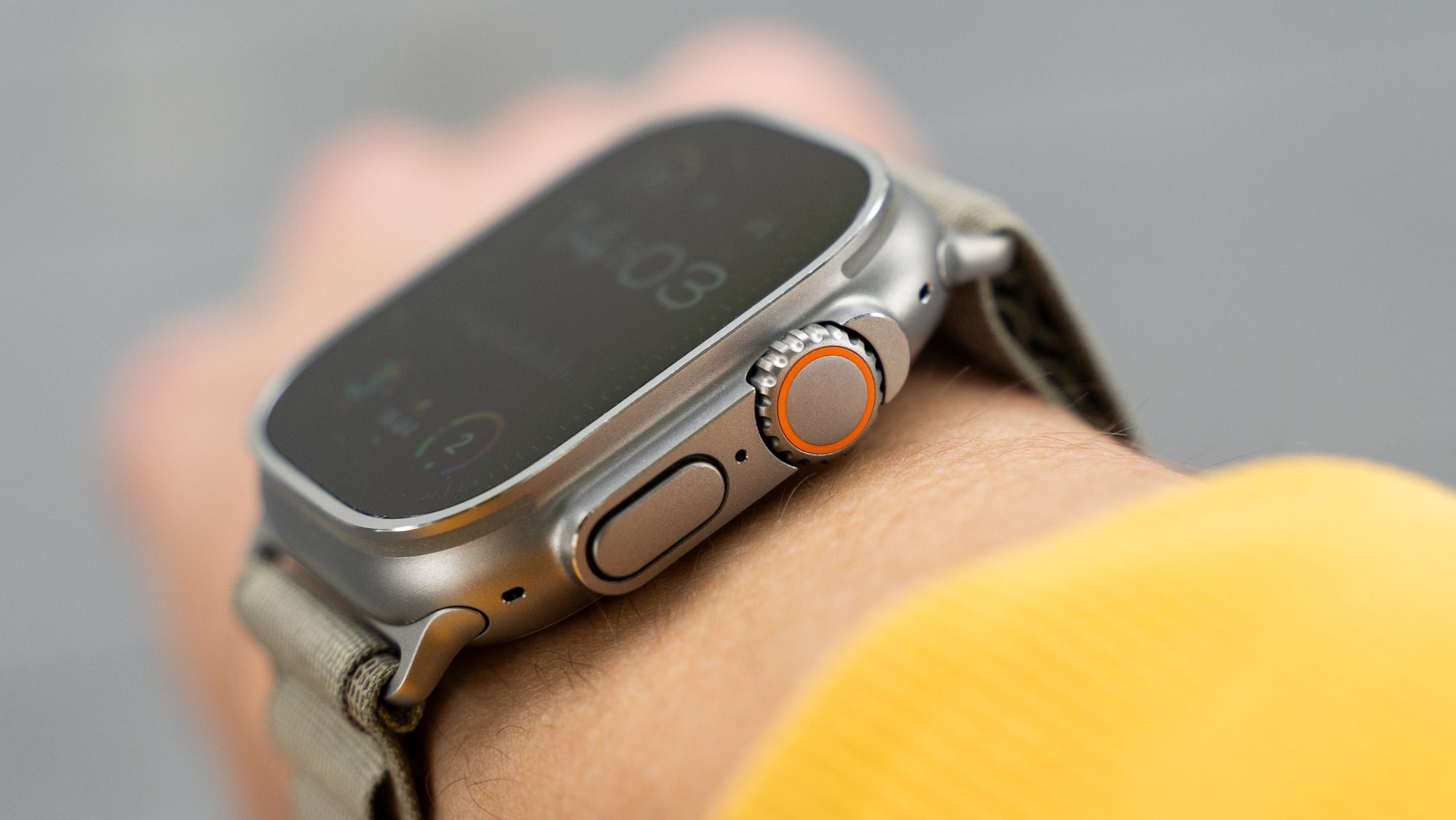 Apple Watch Ultra 2 am Handgelenk von der Seite