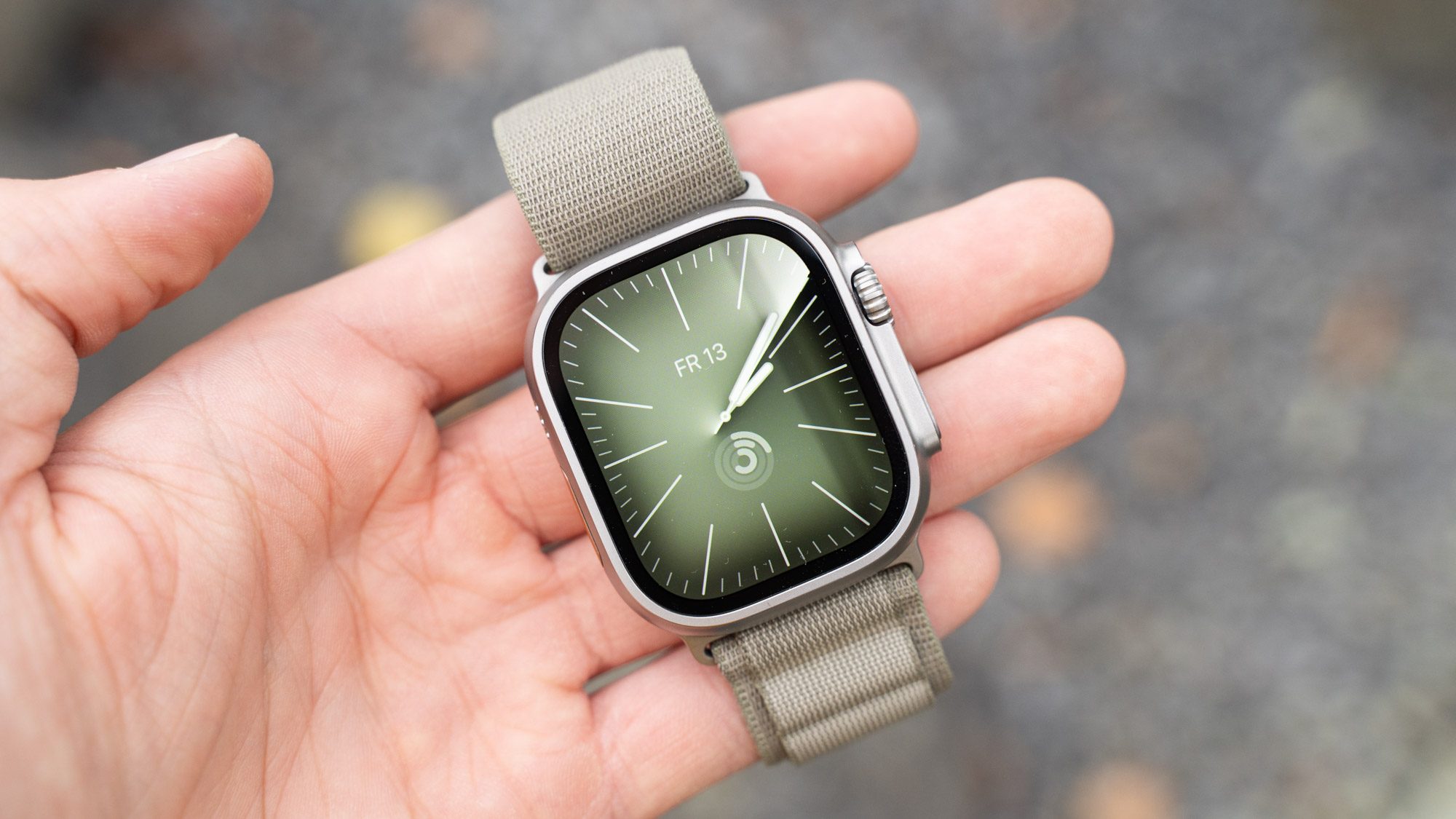 Apple Watch Ultra 2 auf Hand mit eingeschaltetem Display