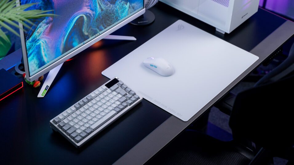 Weißer PC, weiße Tastatur, weiße Maus auf weißem Mauspad und weißer Monitor
