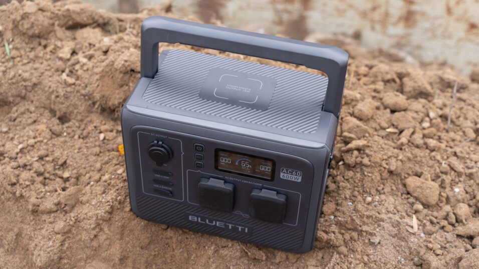 Bluetti AC60 Powerstation mit B80 Erweiterungsakku Im Sand