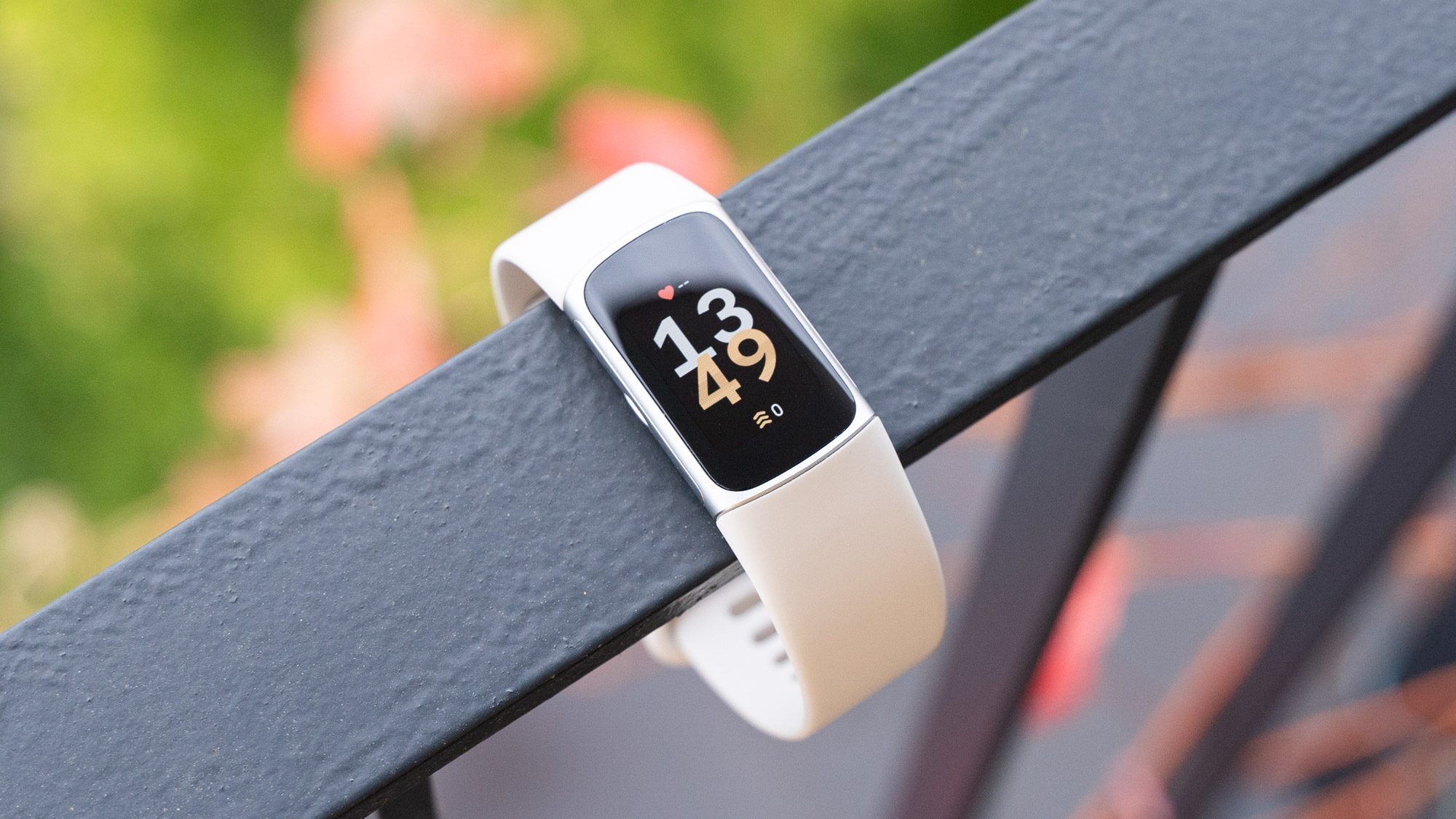 Fitbit Charge 6 auf einem Balkongeländer hängend