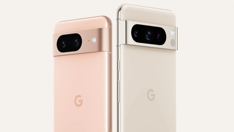 Google Pixel 8 Smartphone links und Google Pixel 8 Pro Smartphone rechts, beide zu sehen von hinten.