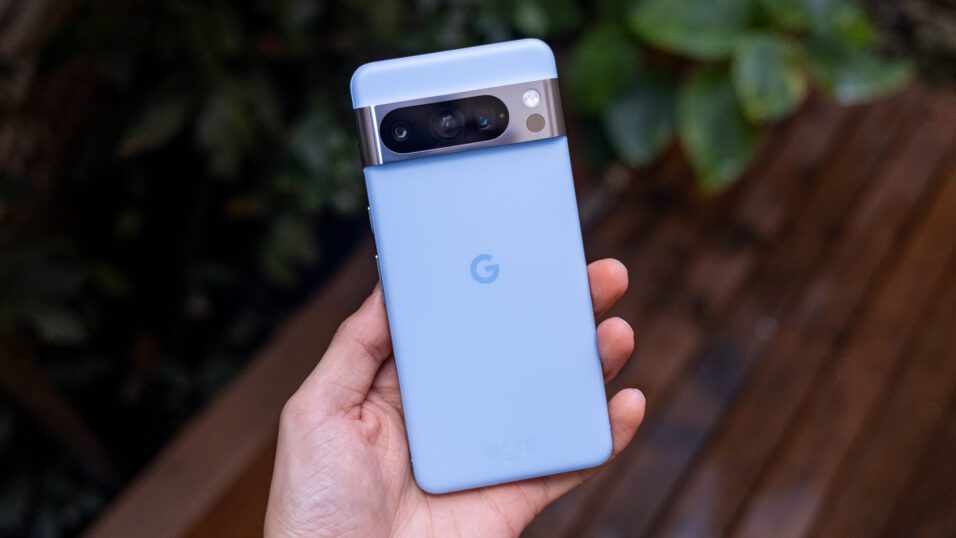 Google Pixel 8 Pro in Blau auf Holzterrasse