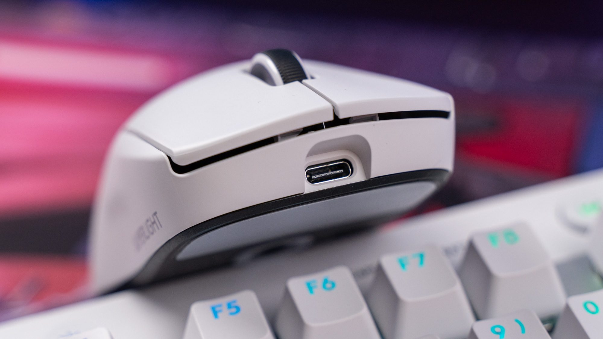 Weiße Logitech G Pro X Superlight 2 Gaming-Maus Frontansicht mit USB-C-Anschluss auf Tastatur