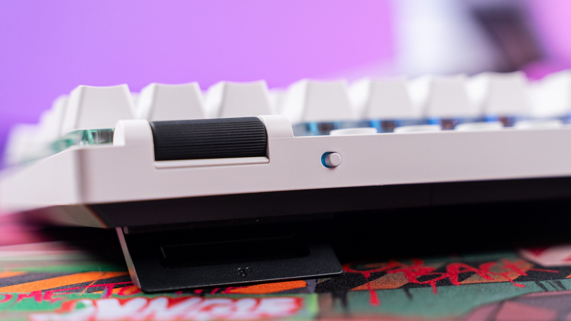 Weiße Logitech G Pro X TKL Gaming-Tastatur mit Lautstärkerad