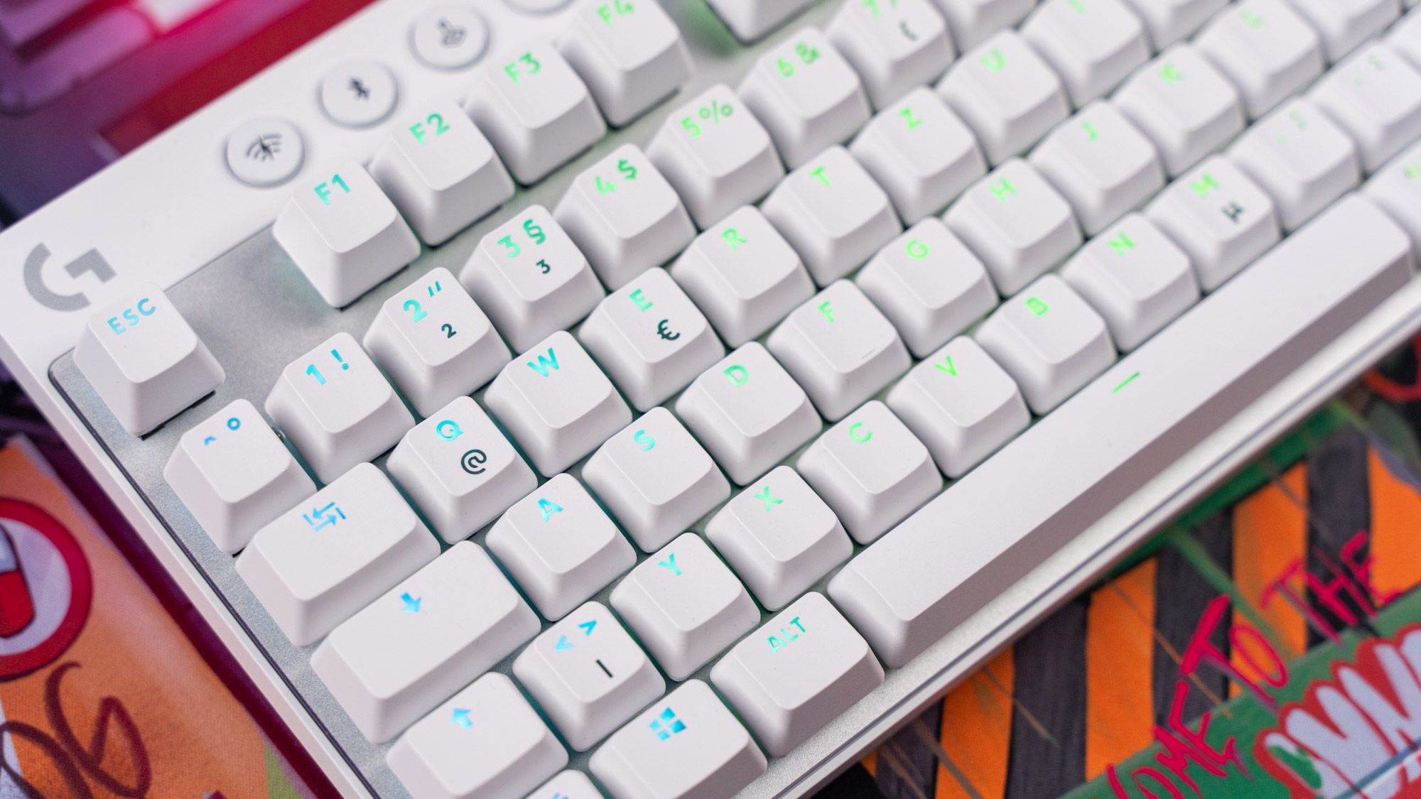 Weiße Logitech G Pro X TKL Gaming-Tastatur mit bunter Beleuchtung