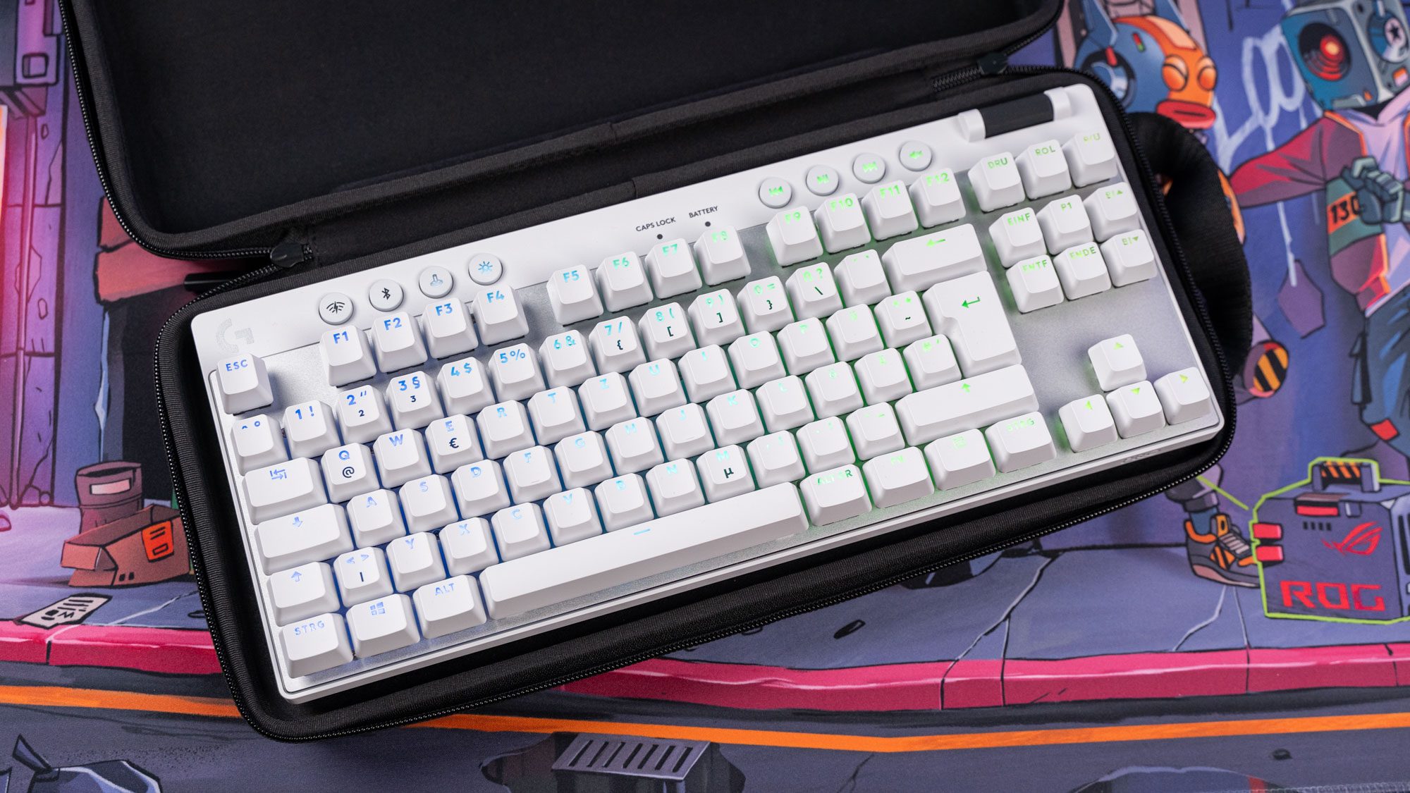 Weiße Logitech G Pro X TKL Lightspeed Wireless Gaming-Tastatur in schwarzem Transportcase