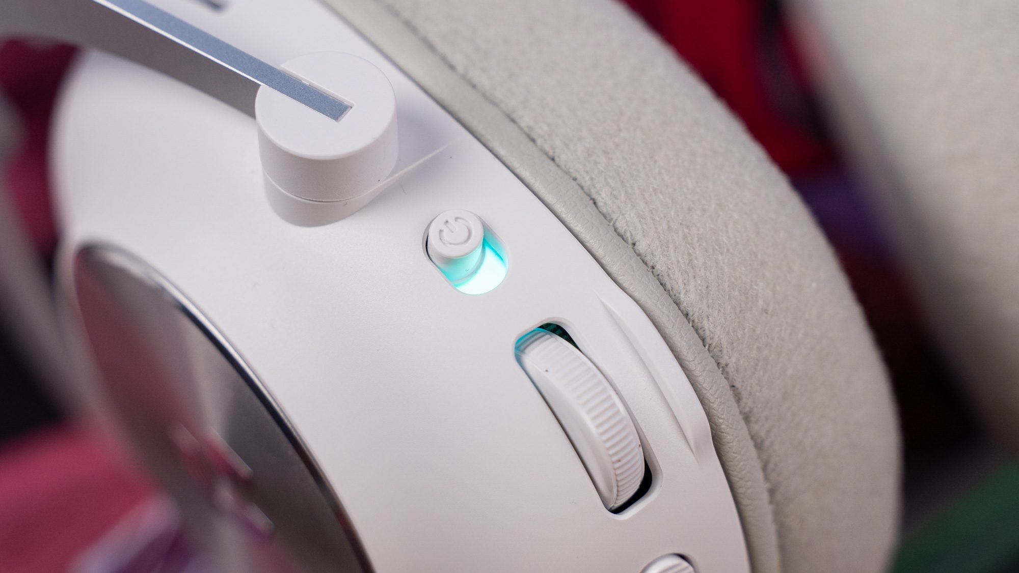Leuchtende Power-Anzeige an weißem Logitech G Pro X2 Lightspeed Gaming-Headset