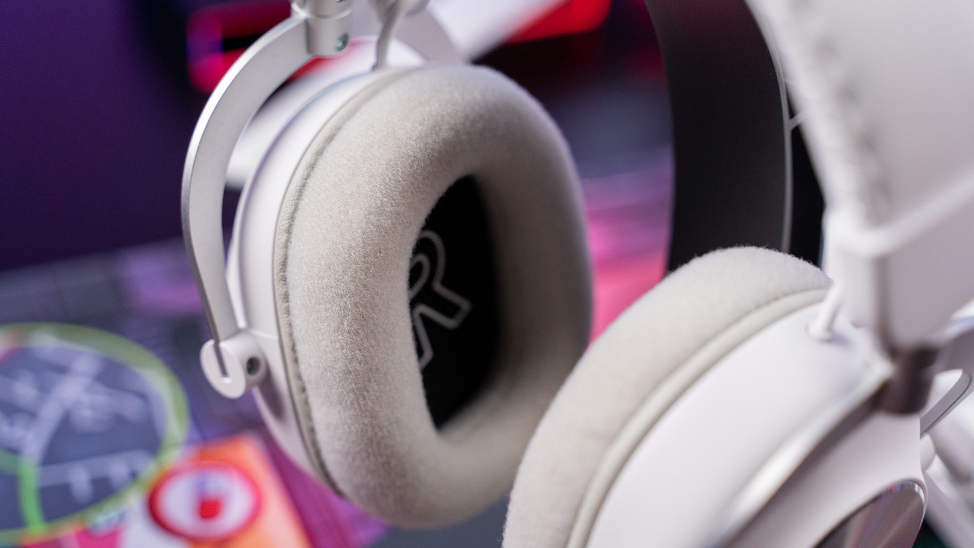 Weißes Logitech G Pro X2 Lightspeed Gaming-Headset mit Velours-Polstern