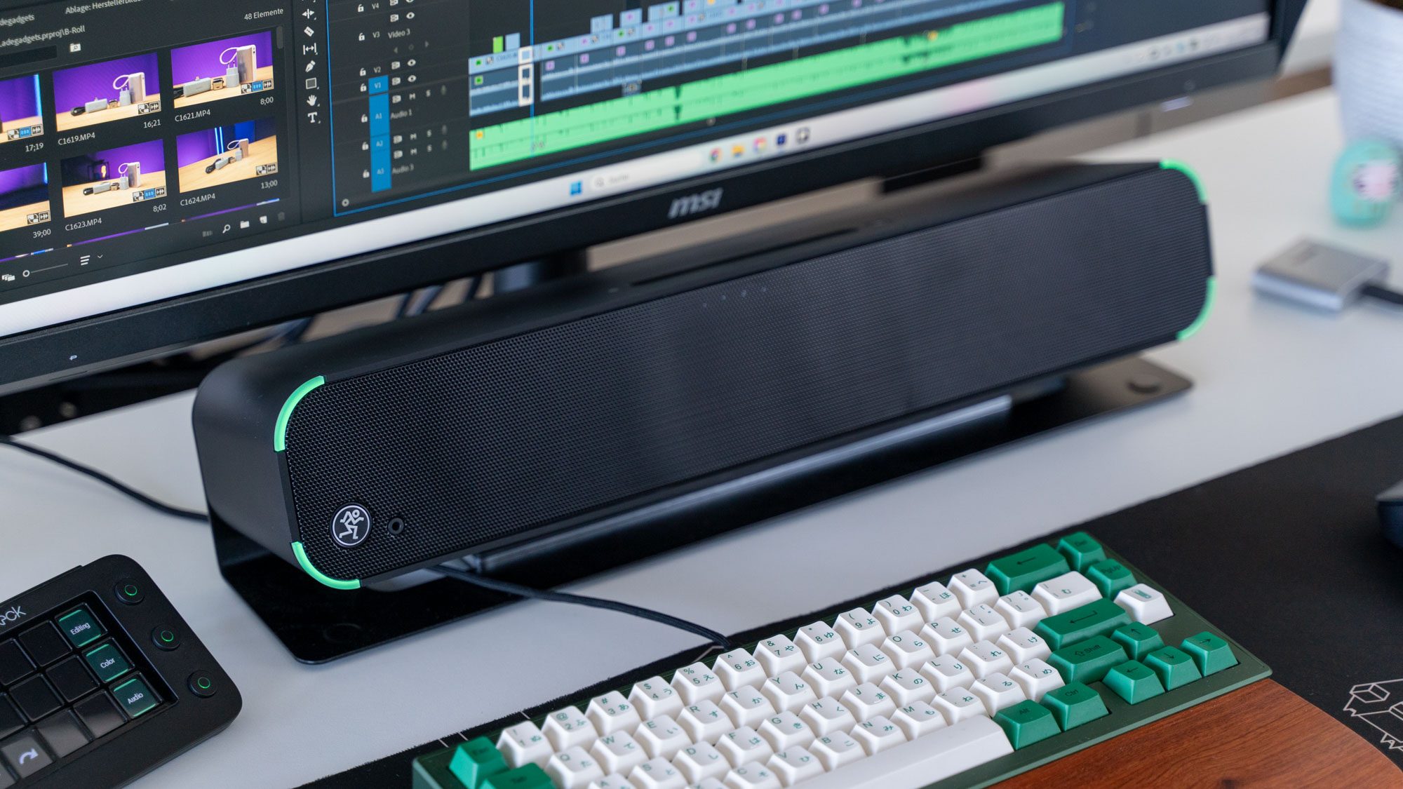 Mackie CR2-X Bar Soundbar auf einem Tisch, umringt von einer Tastatur, dahinter ein Monitor.