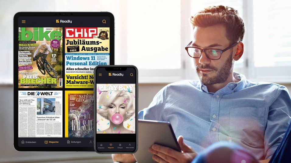 Person liest auf Tablet, links daneben ein iPad und iPhone mit Readly-App.