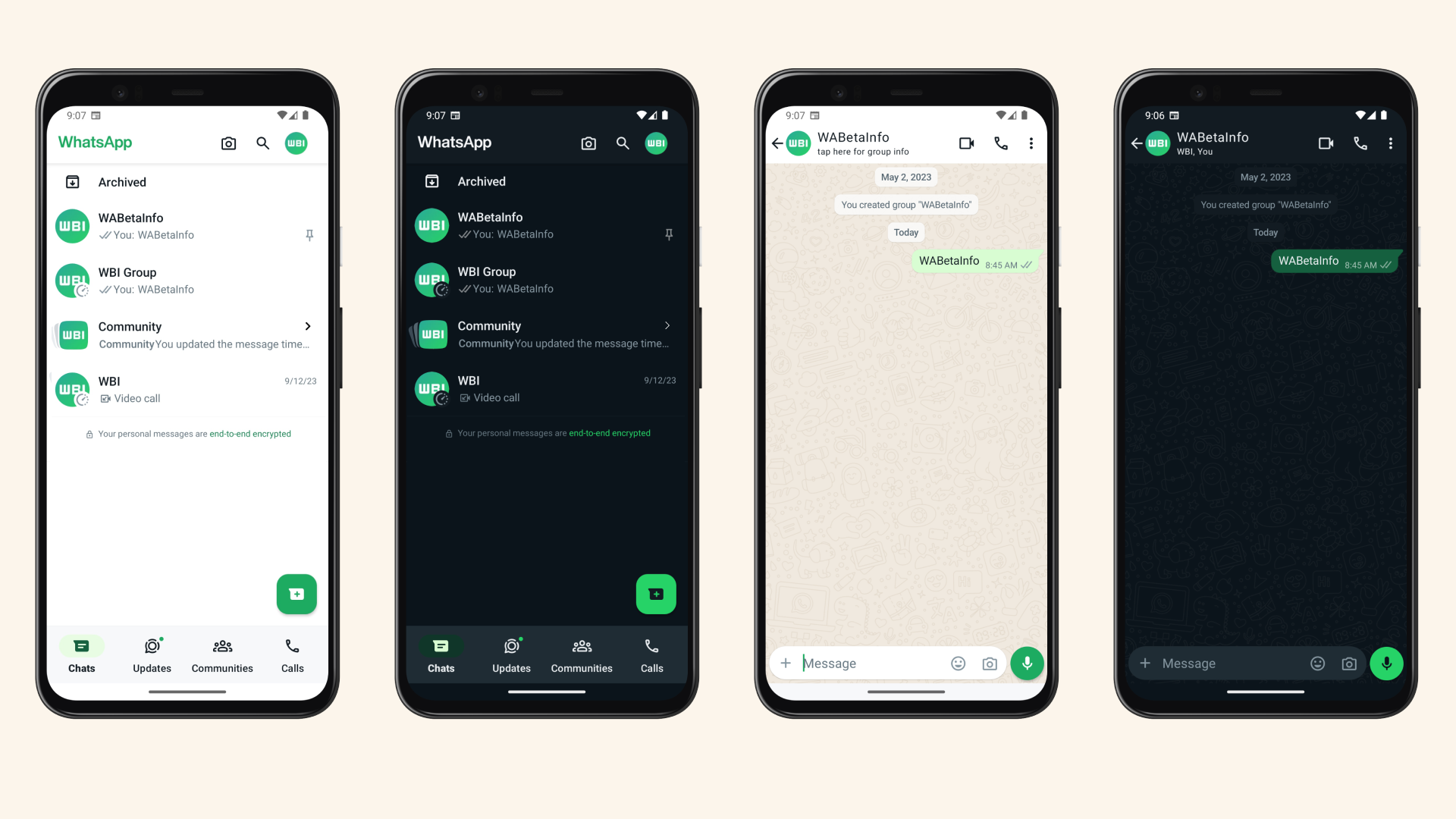 Vier Smartphones mit WhatsApp