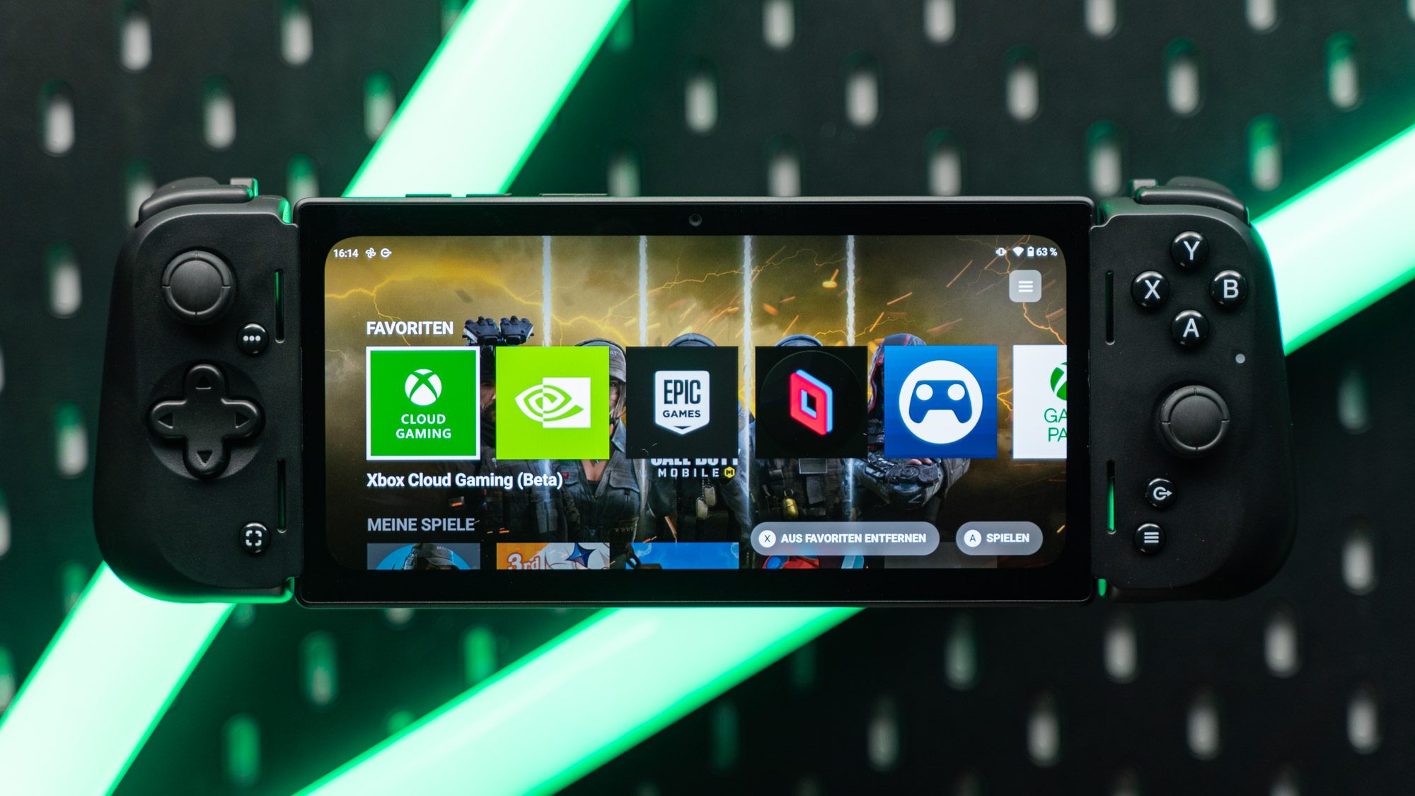 Razer Edge Gaming-Handheld vor schwarzem Hintergrund und grünen LED-Röhren.