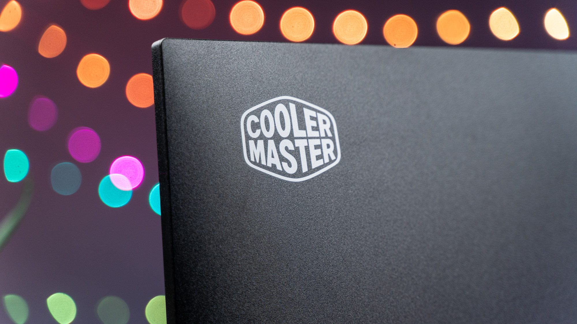 Cooler Master GA271 Monitor Logo auf der Rückseite