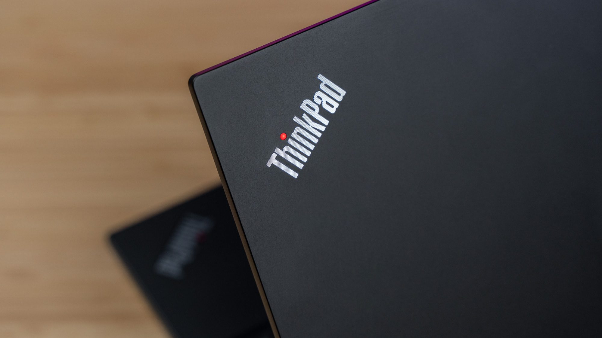 ThinkPad-Logo mit roter LED auf dem Cover.