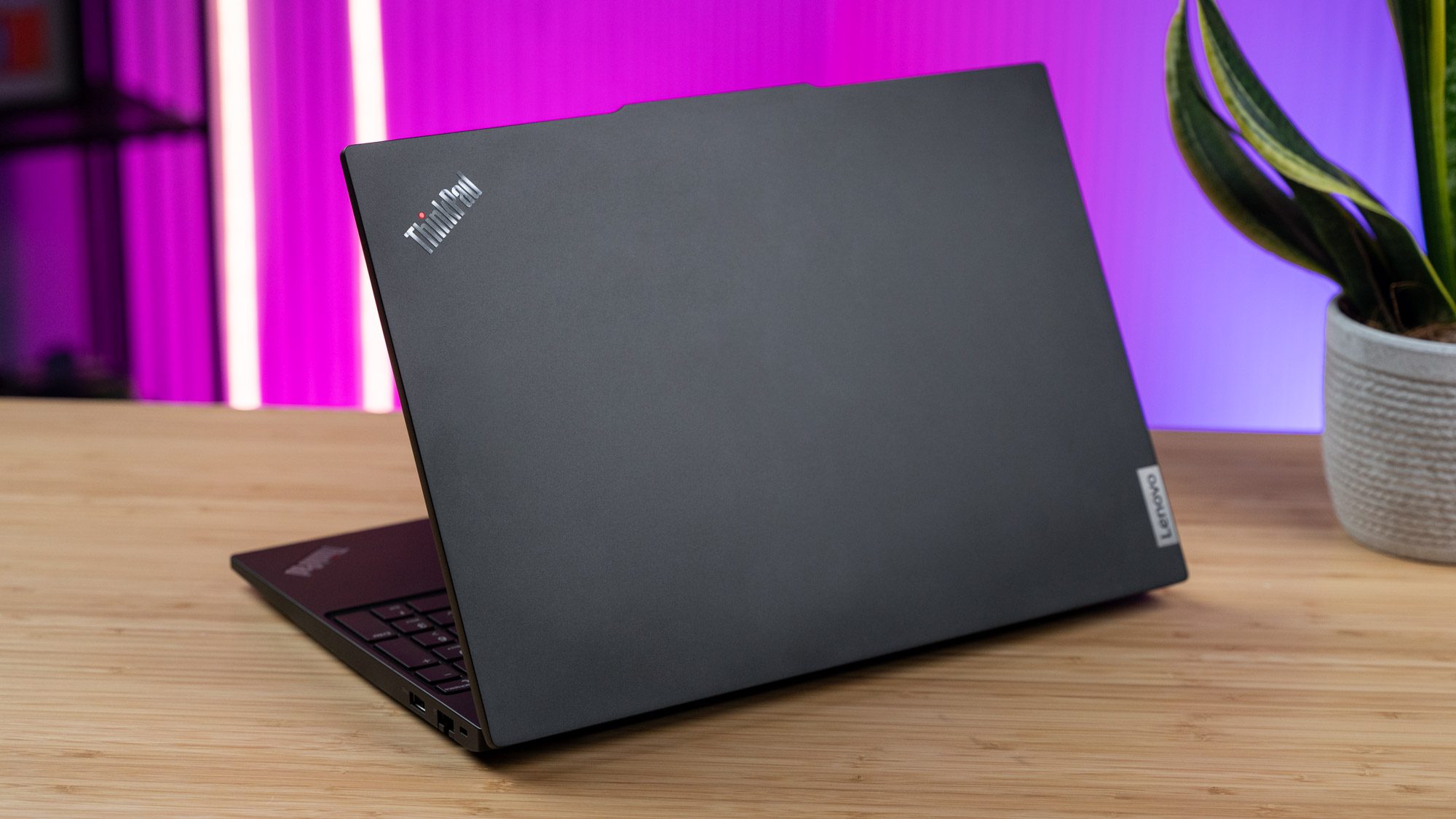 Cover des Lenovo ThinkPad E16 Gen 1 Business-Notebook.