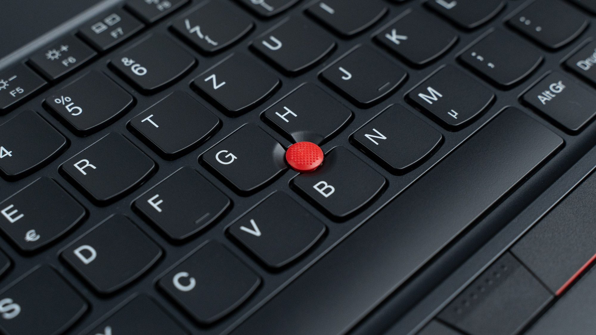 Roter Trackpoint inmitten des Keyboards.