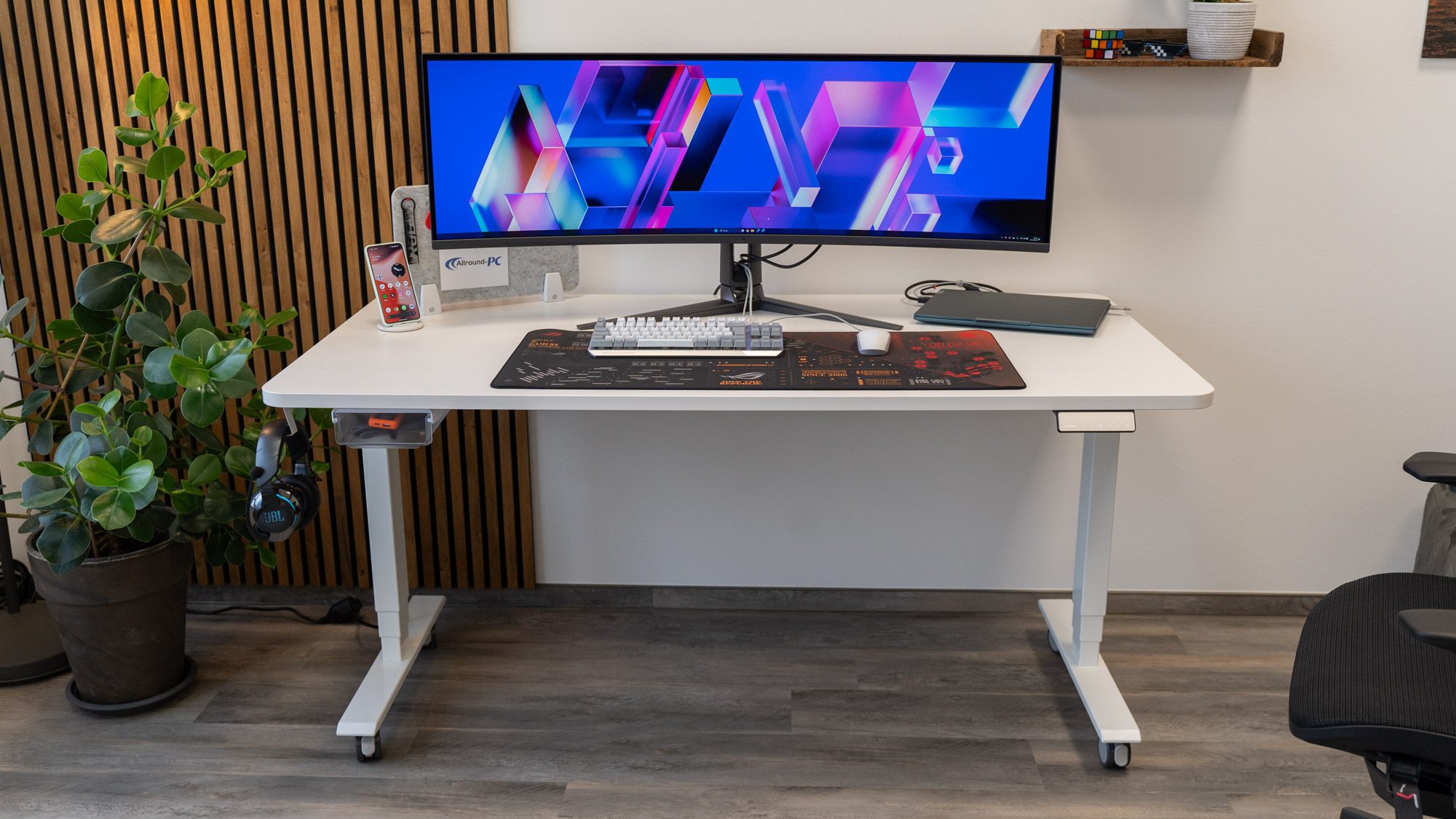 Maidesite S2 Pro Plus Schreibtisch von vorn mit Monitor