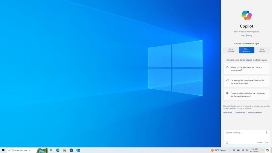 Copilot-Fenster rechts vom Windows-Desktop in Windows 10.