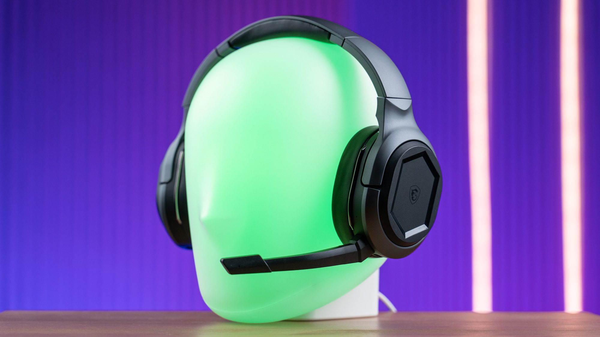MSI Immerse GH50 Wireless Gaming-Headset auf leuchtendem Dummie-Kopf