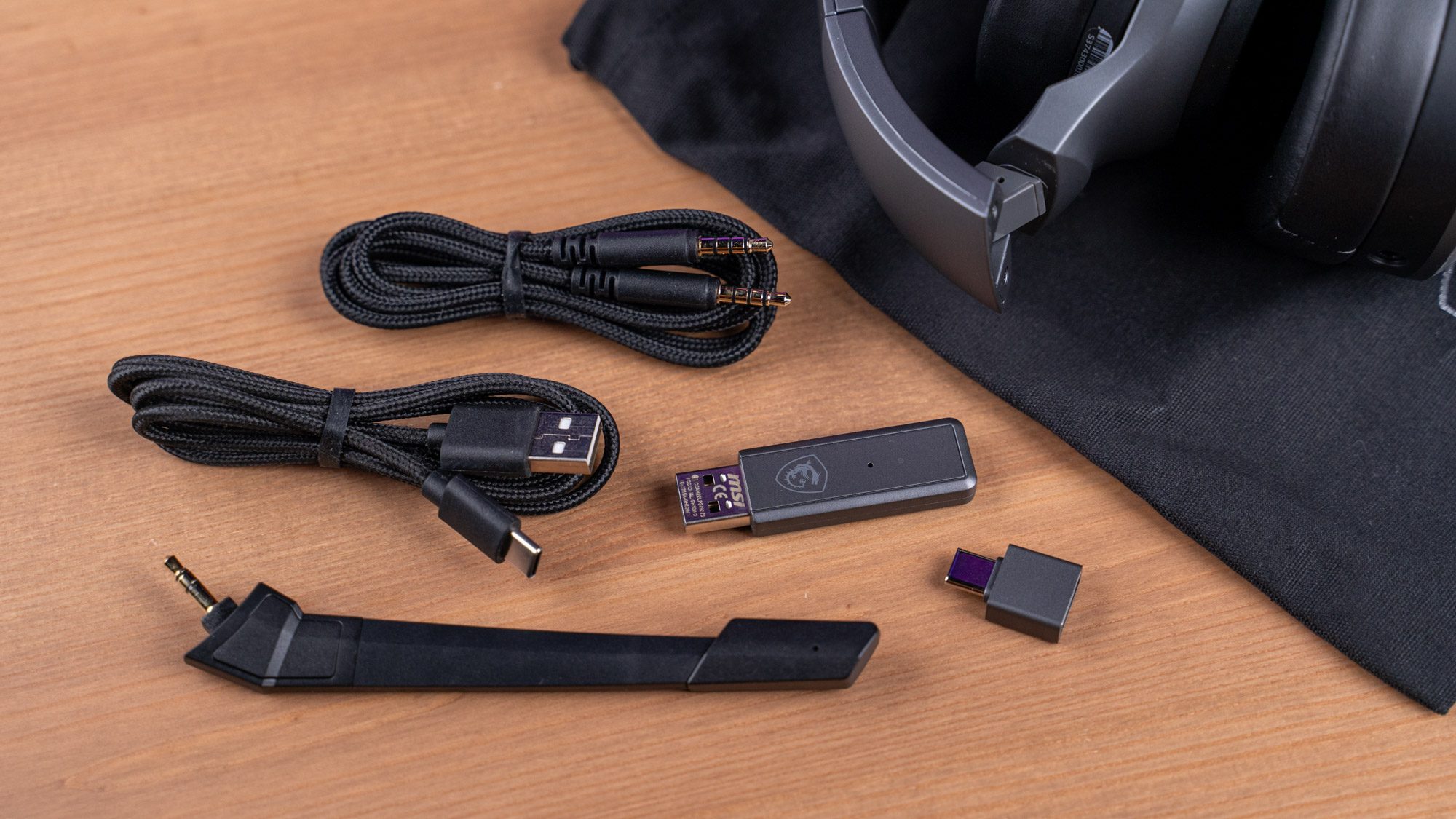Kabel und USB-Dongle von MSI Immerse GH50 Wireless Gaming-Headset weit mit Mikrofon und Adapter
