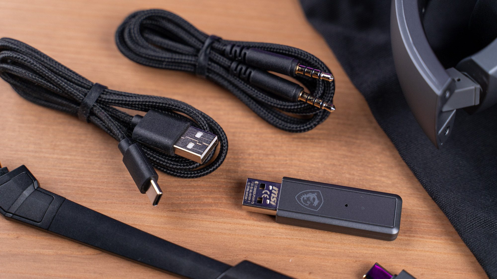 Kabel und USB-Dongle von MSI Immerse GH50 Wireless Gaming-Headset nah