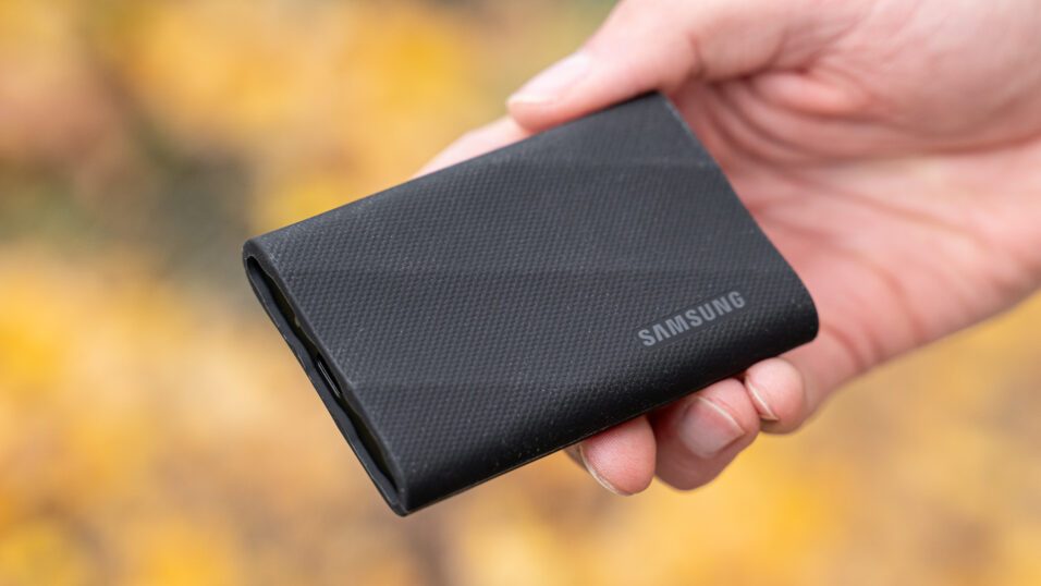 Die Samsung Portable T9 SSD in der Hand einer Person.