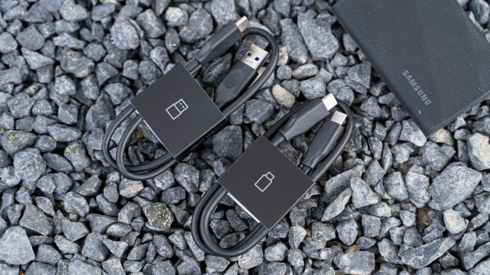 Zwei USB-Kabel liegen auf Steinen.