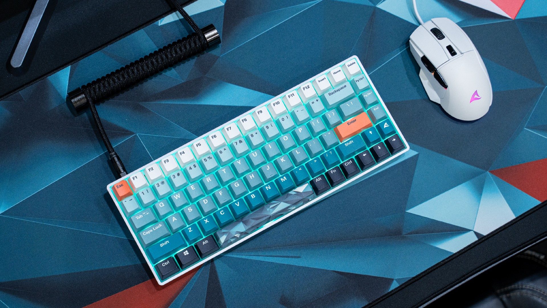 Sharkoon Skiller SGK50 S3 Gaming-Tastatur mit bläulich bunten Tastenkappen auf passendem Mauspad