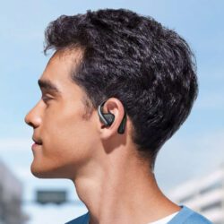 Beitragsbild zu:Open-Ear-Kopfhörer für 169 Euro: Soundcore AeroFit Pro sitzen vor dem Ohr