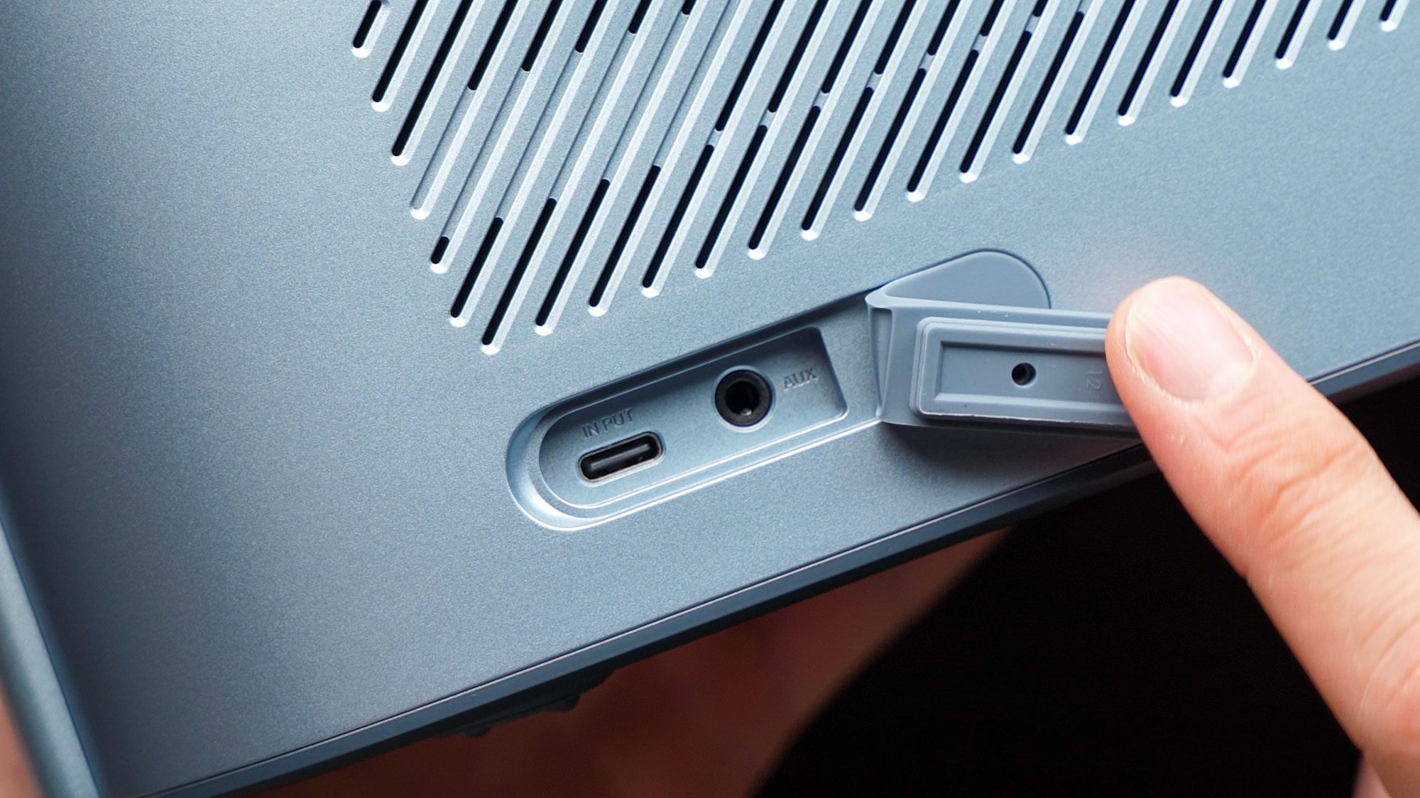 Rückseitige Anschlüsse inklusive USB-C und 3,5 mm AUX-Klinke.