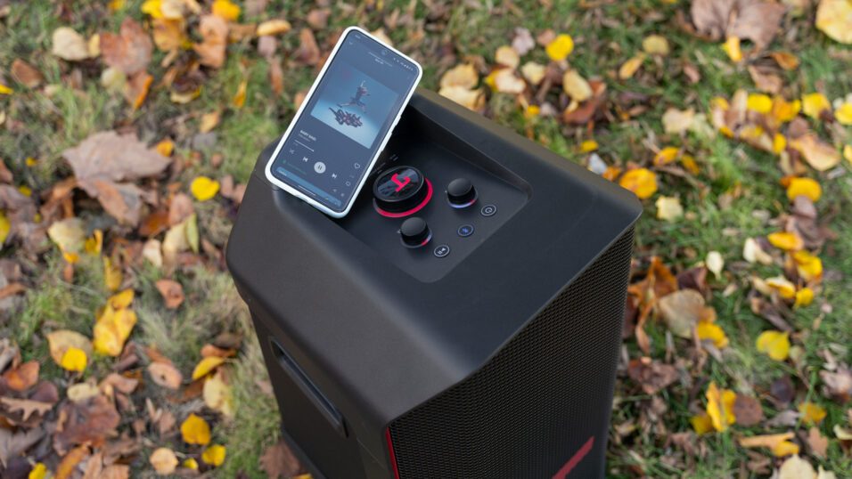 Teufel Rockster Air 2 Bleutooth-Lautsprecher mit Smartphone auf Wiese
