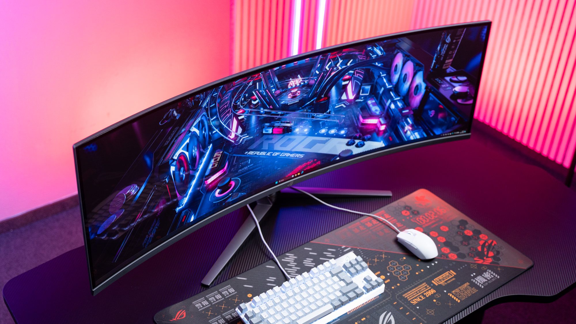 Asus ROG Swift OLED PG49WCD Curved Ultrawide Gaming-Monitor auf Schreibtisch