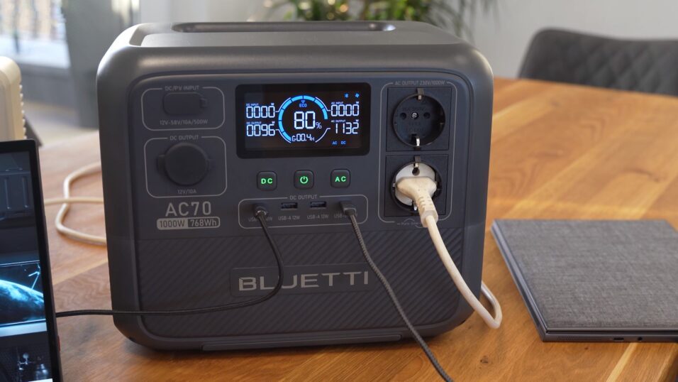 Bluetti AC70 Powerstation im Betrieb mit meheren Kabeln