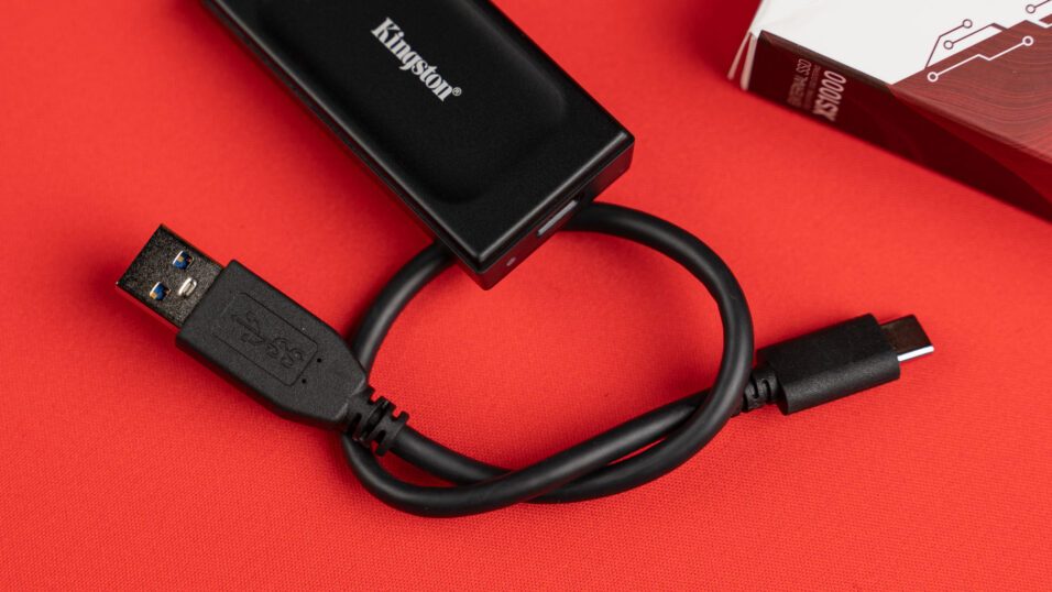 Kingston XS1000 Portable SSD liegt auf einem USB-Kabel