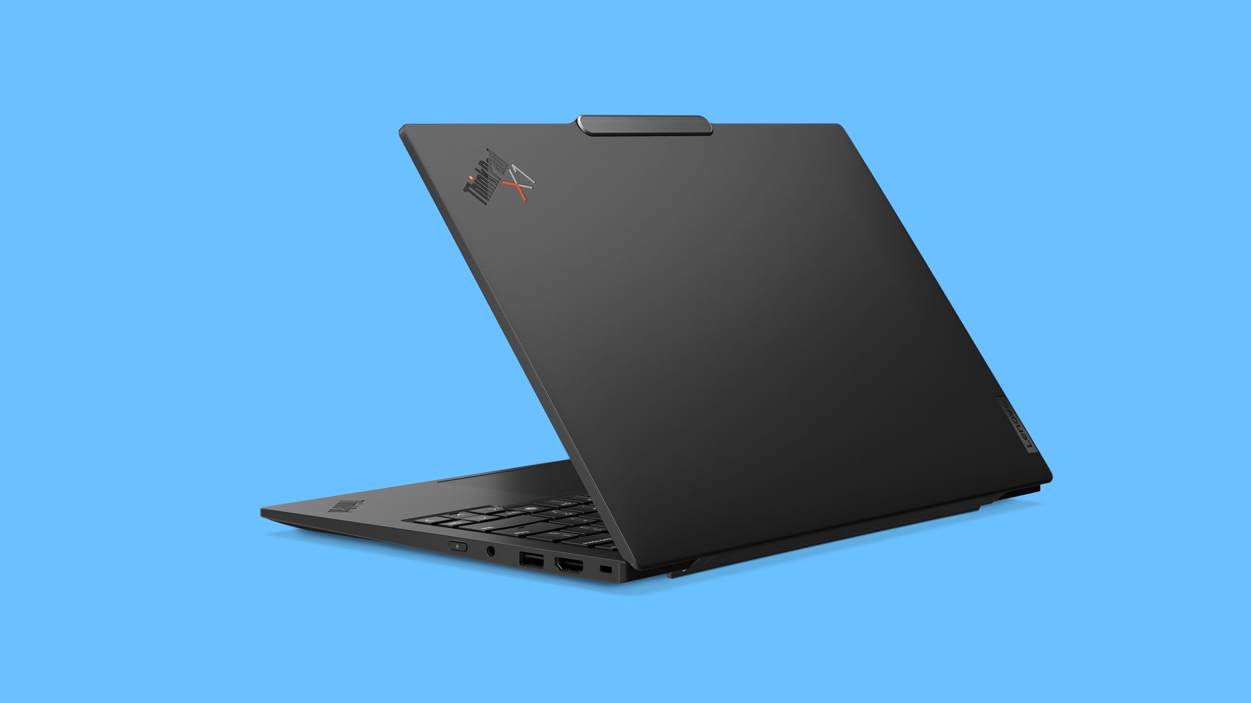 Lenovo ThinkPad X1 Carbon Gen 12 vor blauem Hintergrund.