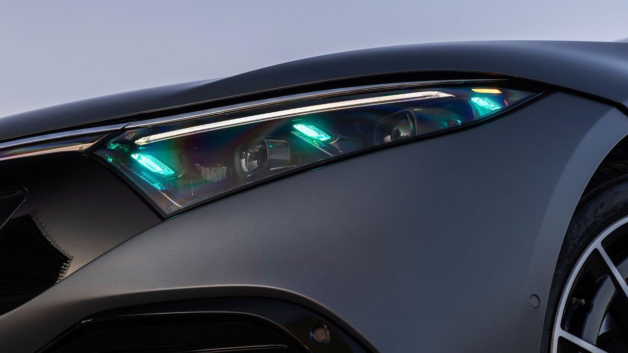 Mercedes-Benz-Fahrzeug mit türkiser Außenbeleuchtung.
