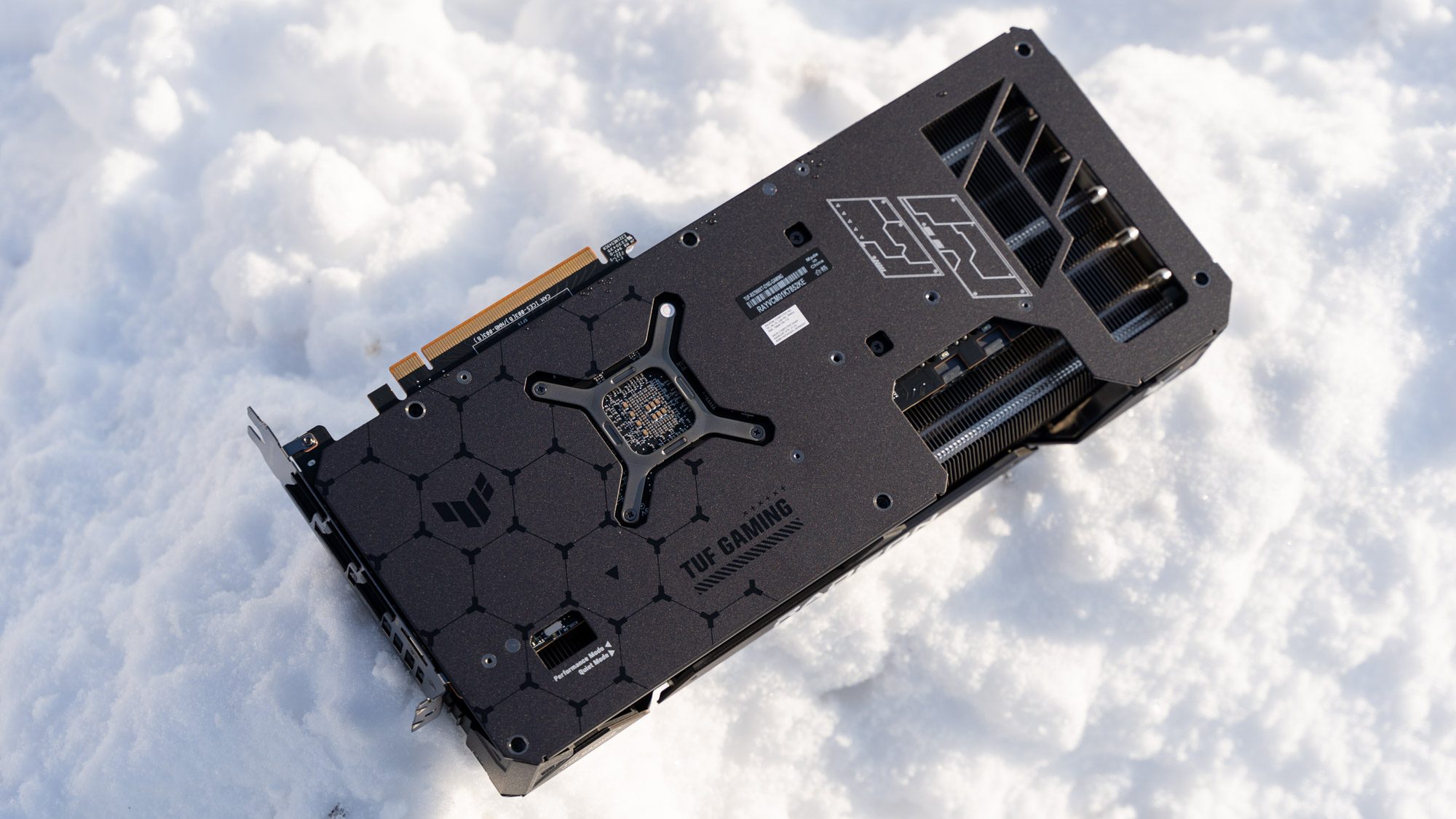 Asus TUF Gaming Radeon RX 7800 XT OC Rückseite, im Schnee