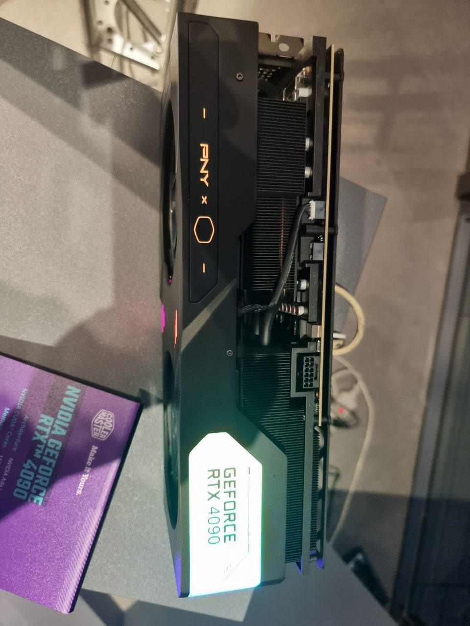 PNY GeForce RTX 4090 Cooler Master Edition Seitenasnicht
