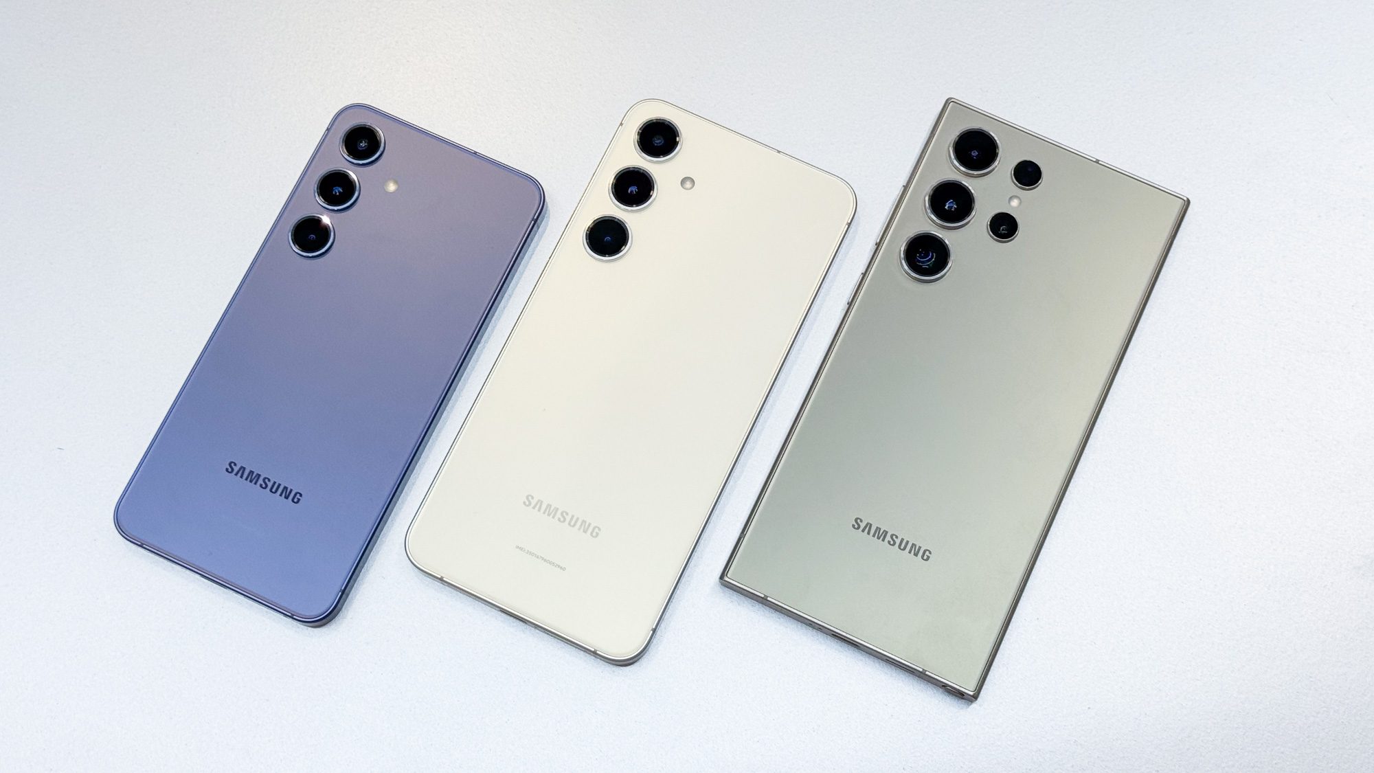 Samsung Galaxy S24, S24 Plus und S24 Ultra, liegend, Vogelperspektive.