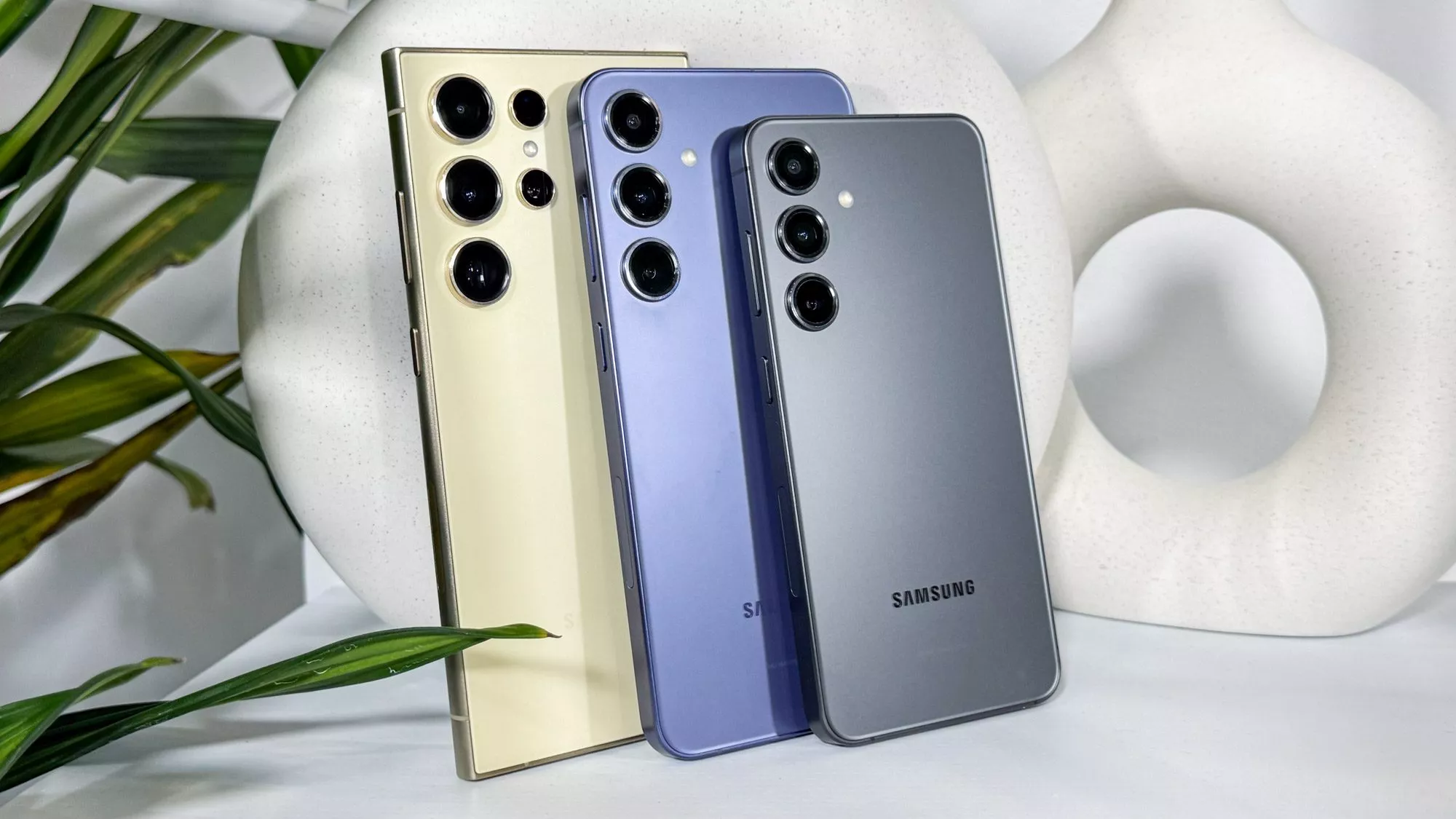 Samsung Galaxy S24 Reihe, angelehnt an eine weiße Vase.