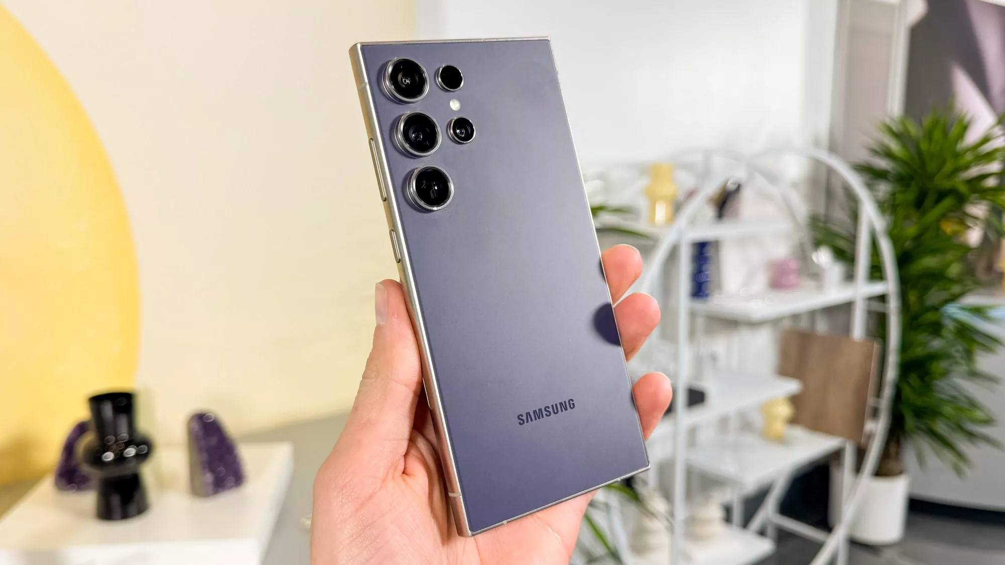 Samsung Galaxy S24 Ultra, in der Hand gehalten.