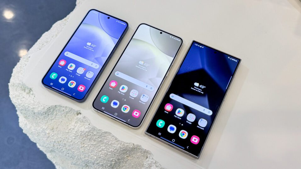 Samsung Galaxy S24, S24 Plus und S24 Ultra, liegend auf einem Stein mit eingeschalteten Displays.