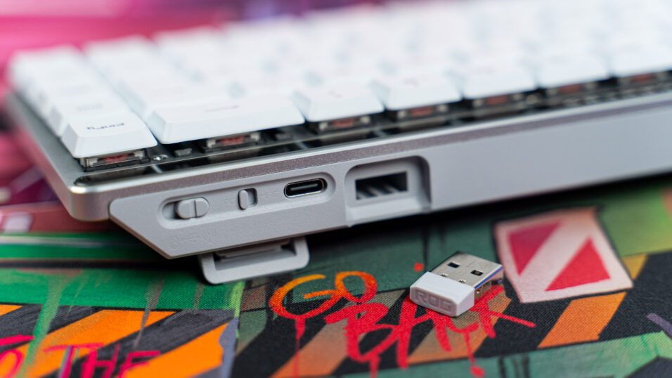 Schalter für Konnektivität, USB Typ-C Anschluss, Fach für den USB-Dongle.