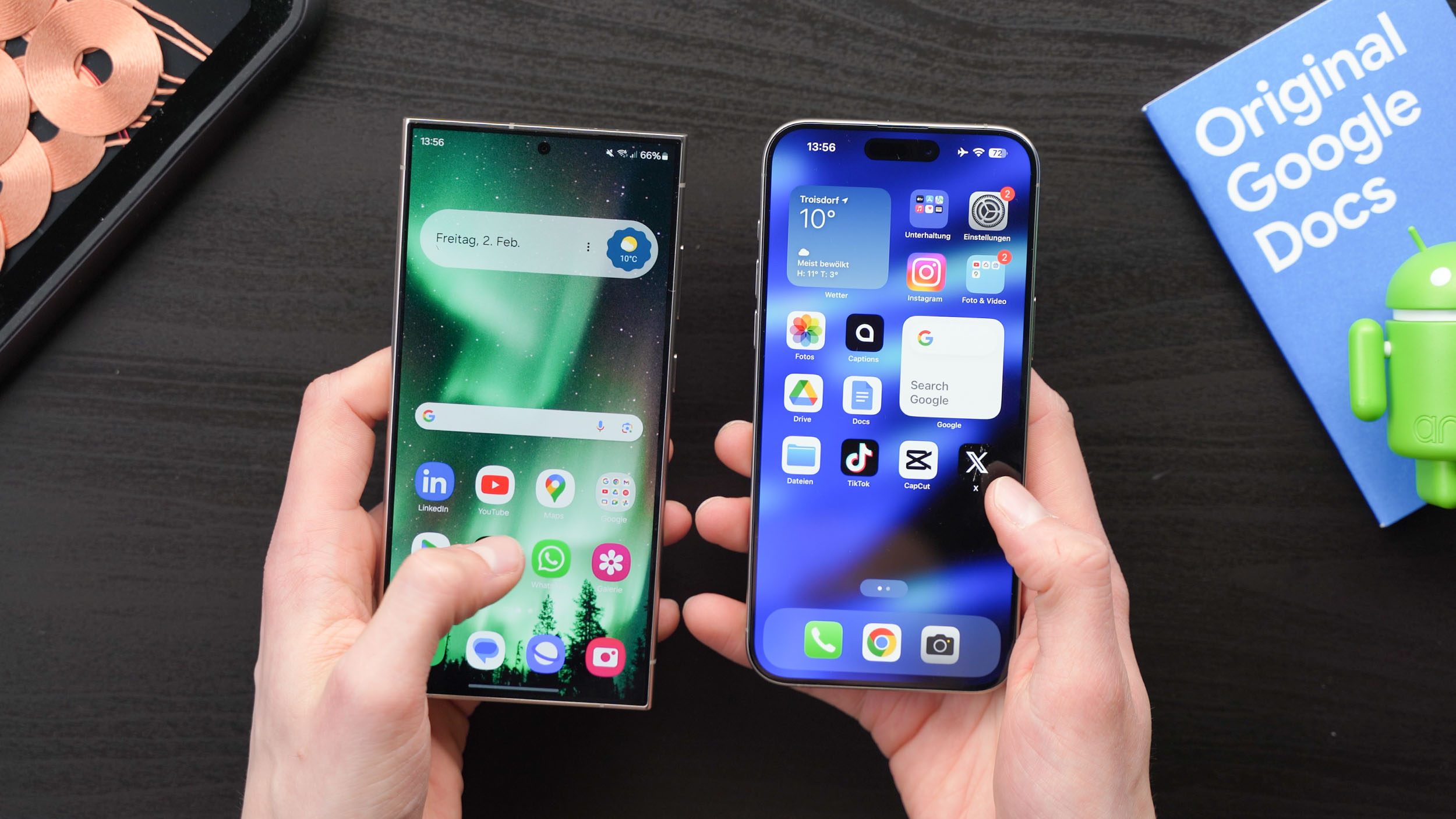 Samsung Galaxy S24 Ultra und Apple iPhone 15 Pro Max in der Hand gehalten.