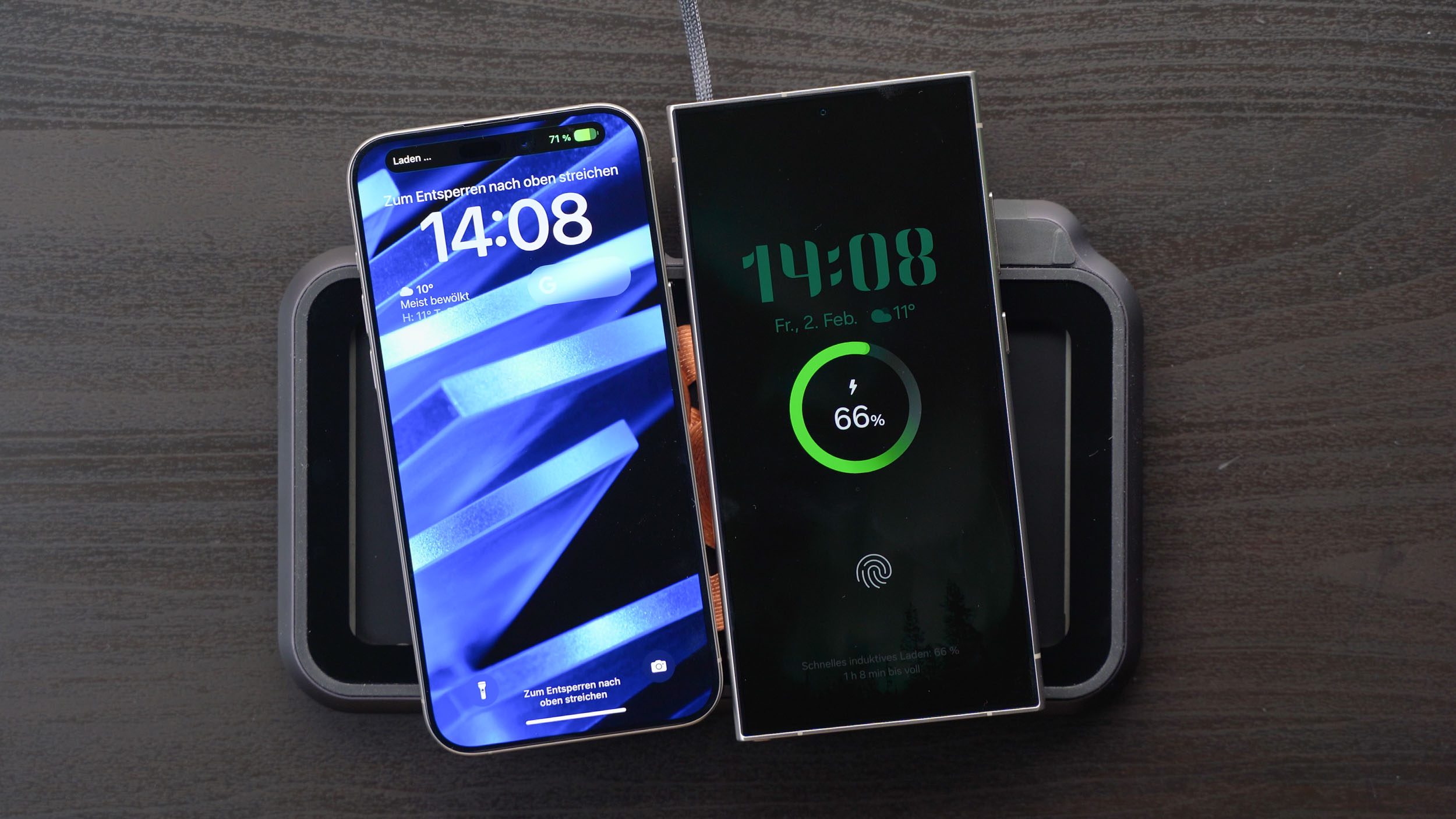 Samsung Galaxy S24 Ultra und Apple iPhone 15 Pro Max auf Wireless Charger.