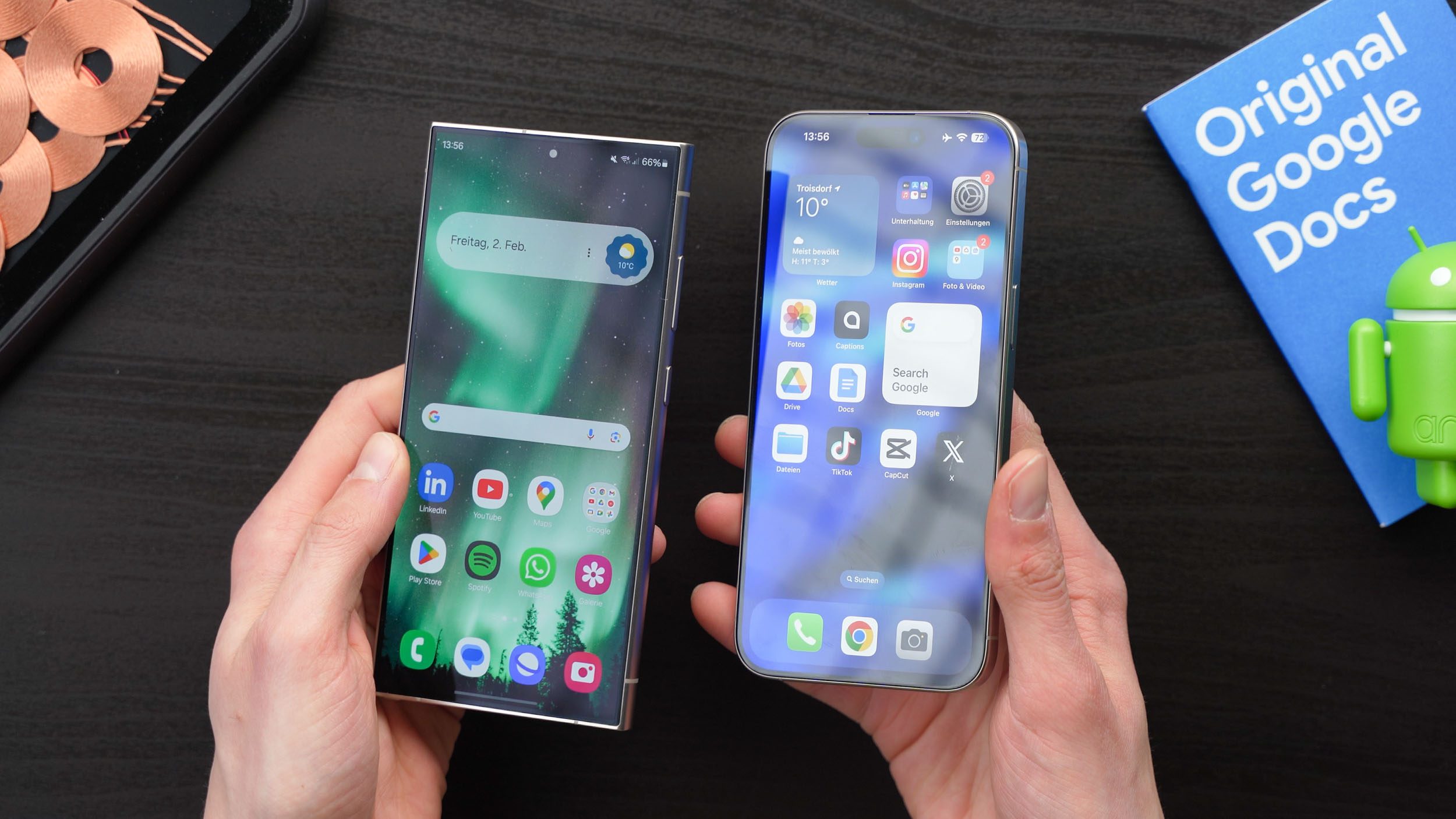 Samsung Galaxy S24 Ultra und Apple iPhone 15 Pro Max in der Hand gehalten.